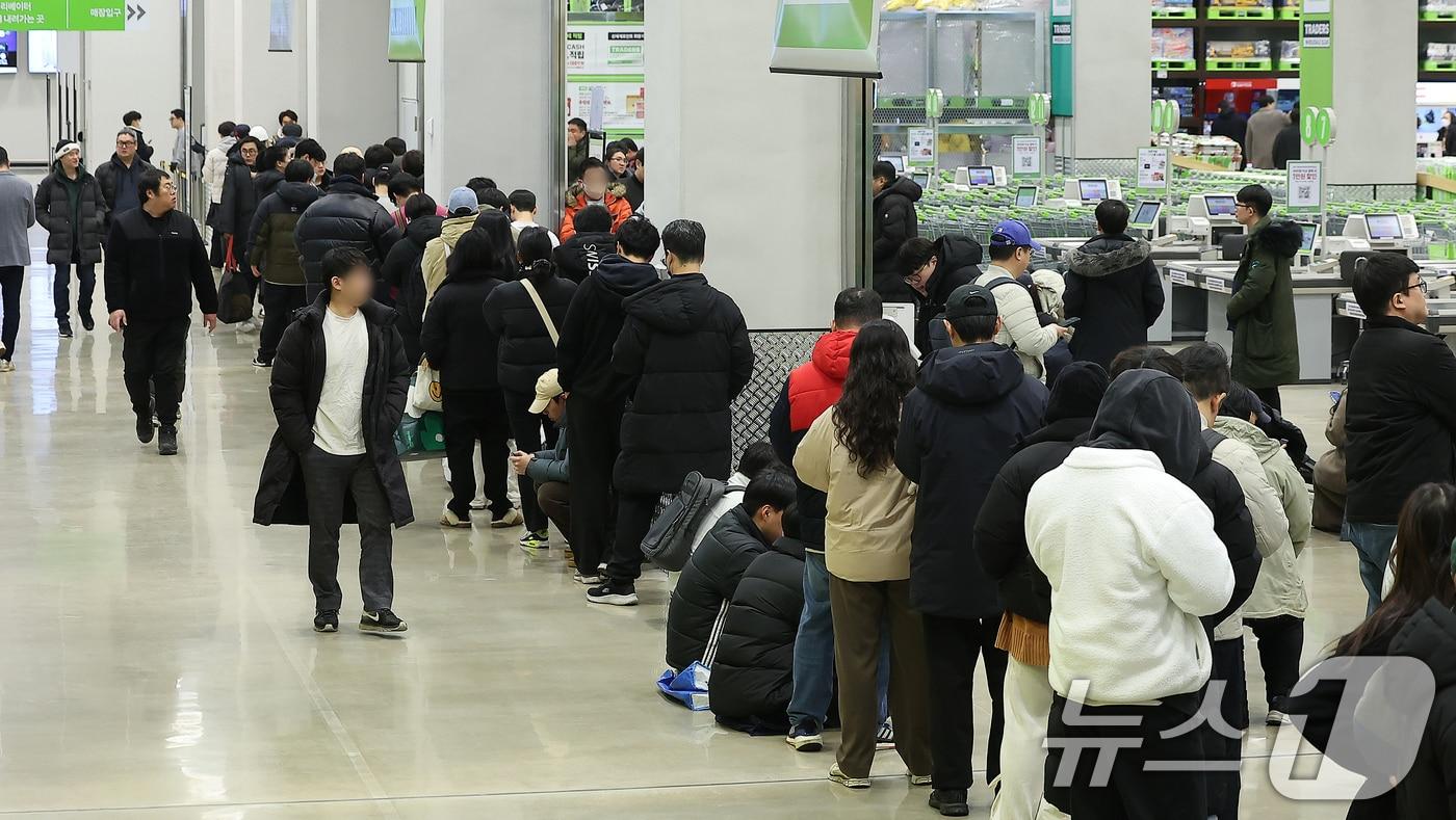 2월 14일 오전 서울 강서구 트레이더스 홀 세일 클럽(이하 트레이더스) 마곡점을 찾은 고객들이 매장 개장 시간 전에 입장을 위해 줄지어 서서 기다리고 있다. 2025.2.14/뉴스1 ⓒ News1 김진환 기자