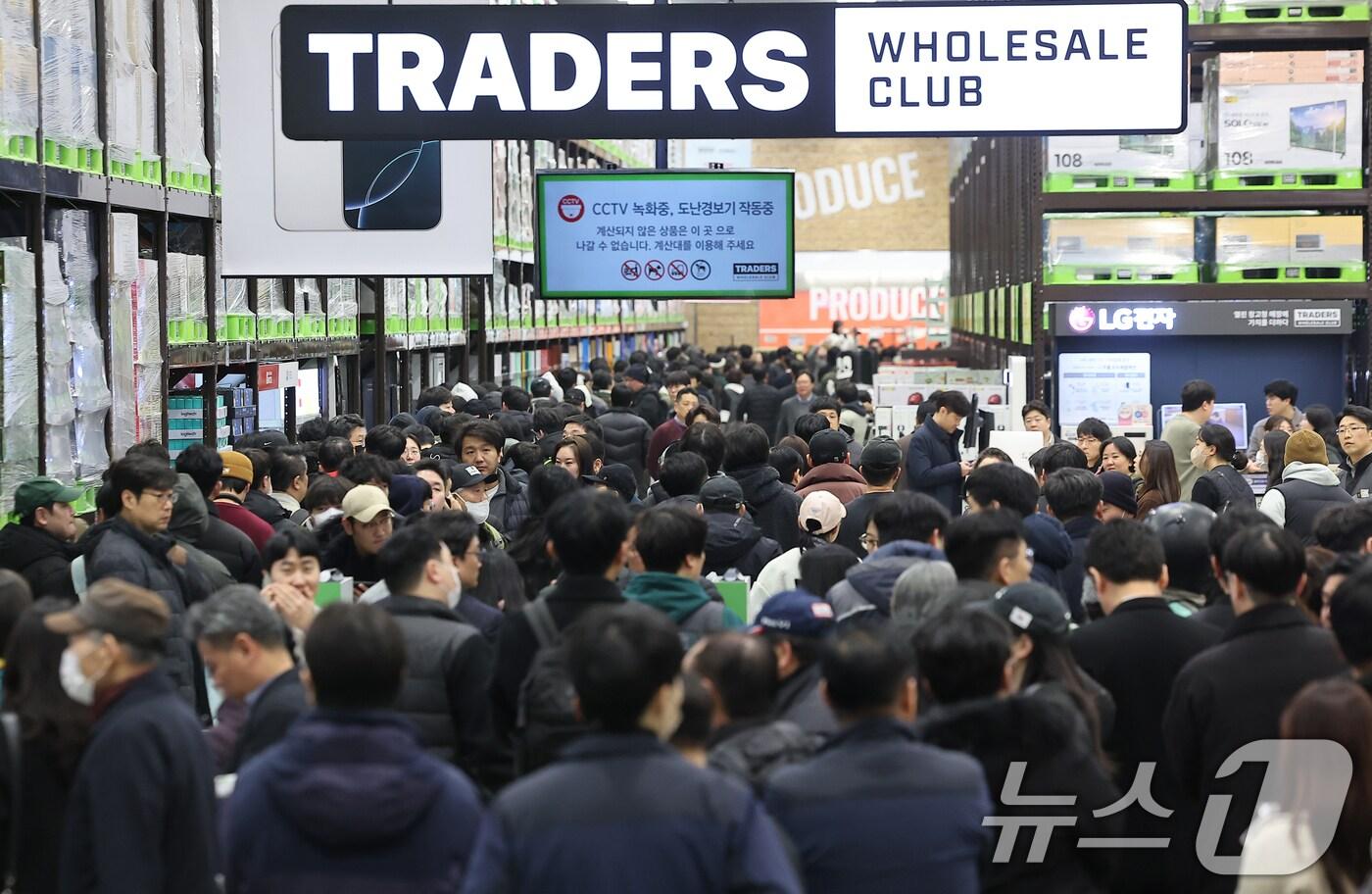 지난 2월 14일 오전 서울 강서구 트레이더스 홀 세일 클럽(이하 트레이더스) 마곡점을 찾은 고객들이 매장 개장 시간 전에 입장을 위해 줄지어 서서 기다리고 있다. 2025.2.14/뉴스1 ⓒ News1 김진환 기자