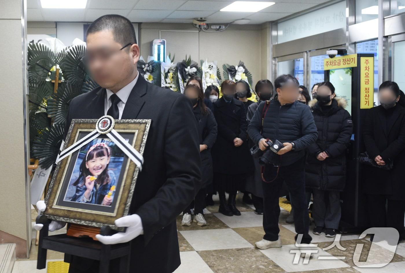 14일 오전 대전 서구 건양대병원 장례식장에서 김하늘양의 발인식이 엄수되고 있다. 2025.2.14/뉴스1 ⓒ News1 김기태 기자