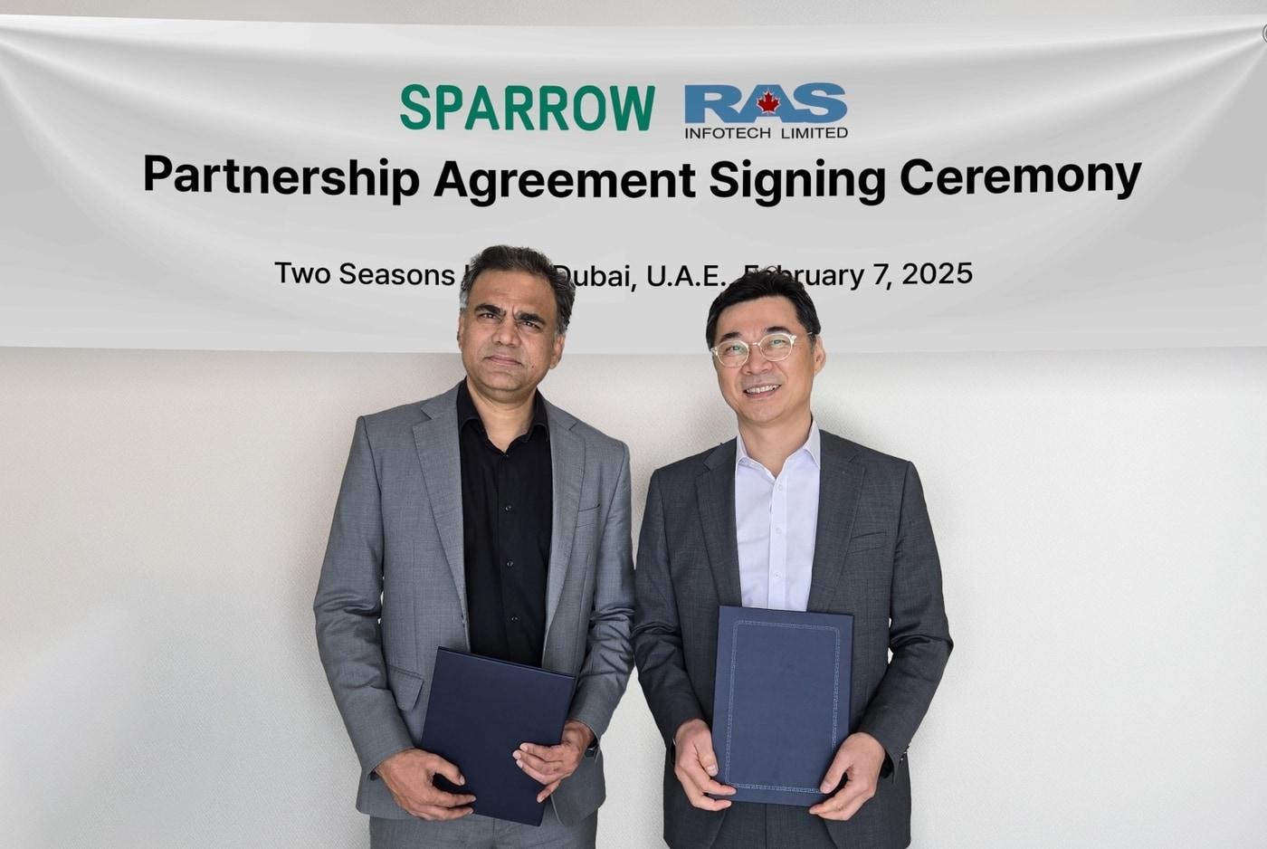 장일수 스패로우 대표&#40;오른쪽&#41;와 아크람 카지 라스인포텍 대표가 중동 스패로우 보안 설루션 공급을 골자로 한 업무 협약을 맺고 있다.&#40;파수 제공&#41;