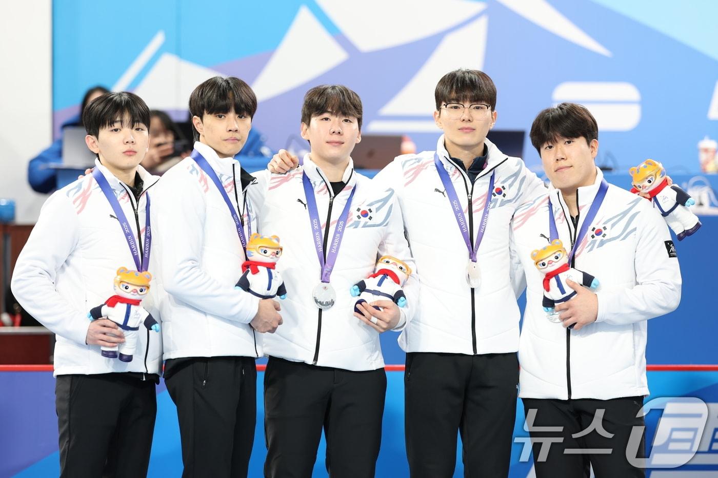 14일 중국 헤이룽장성 하얼빈시 핑팡컬링아레나에서 열린 하얼빈 동계아시안게임 남자 컬링 결승전 한국과 필리핀의 경기에서 은메달을 딴 대표팀 선수들이 포즈를 취하고 있다. 2025.2.14/뉴스1 ⓒ News1 이승배 기자