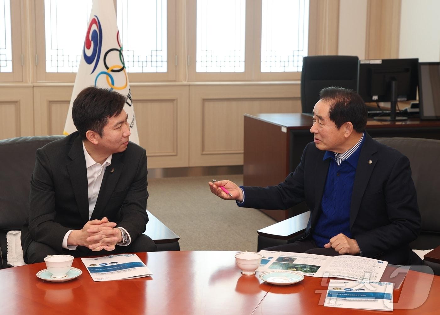 본문 이미지 - 14일 오전 송기섭 충북 진천군수(오른쪽)가 유승민 대한체육회장 당선인을 만나 현안 사업 등을 건의하고 있다.(진천군 제공, 재판매 및 DB금지)/뉴스1