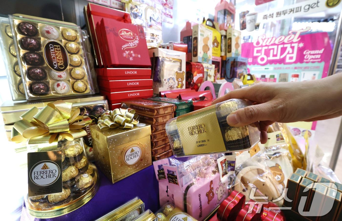 서울 시내 한 편의점에 초콜릿이 진열되어 있다. 2025.2.14/뉴스1 ⓒ News1 임세영 기자