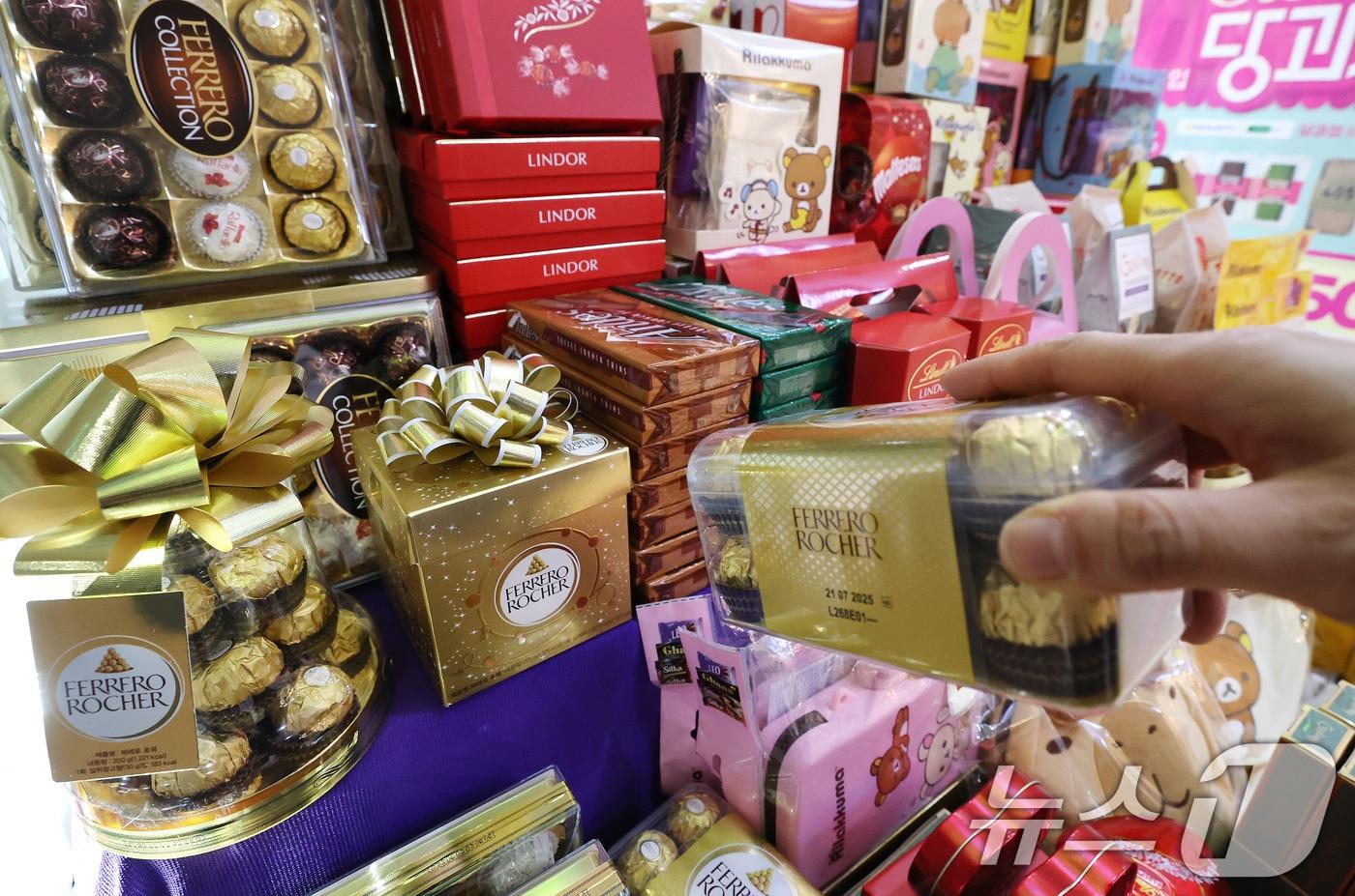 본문 이미지 - 밸런타인 데이인 14일 서울 시내 한 편의점에 초콜릿이 진열되어 있다. 2025.2.14/뉴스1 ⓒ News1 임세영 기자