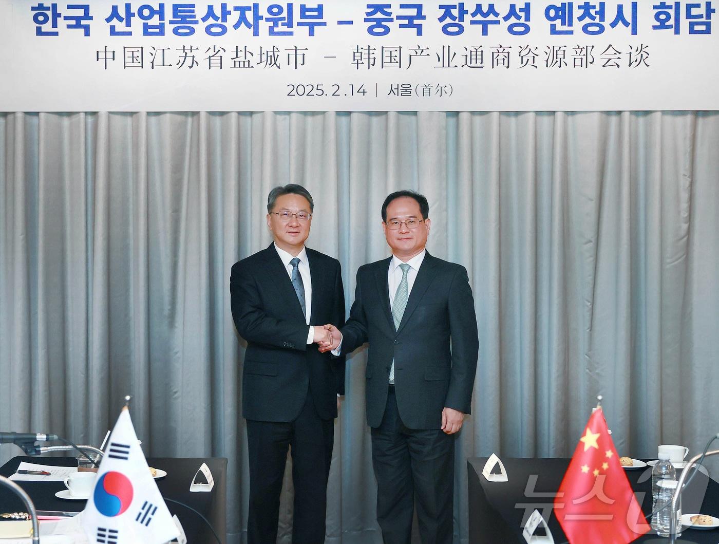 본문 이미지 - 김종철 산업통상자원부 통상협력국장(오른쪽)이 14일 서울 강남구 조선펠리스호텔에서 저우빈(周斌) 중국 장쑤성 옌청시 당서기와 면담을 갖고, 옌청시 현지 우리기업 지원과 한-중 간 경제협력 증진 방안 등을 논의하고 있다.(산업통상자원부 제공. 재판매 및 DB 금지) 2025.2.14/뉴스1