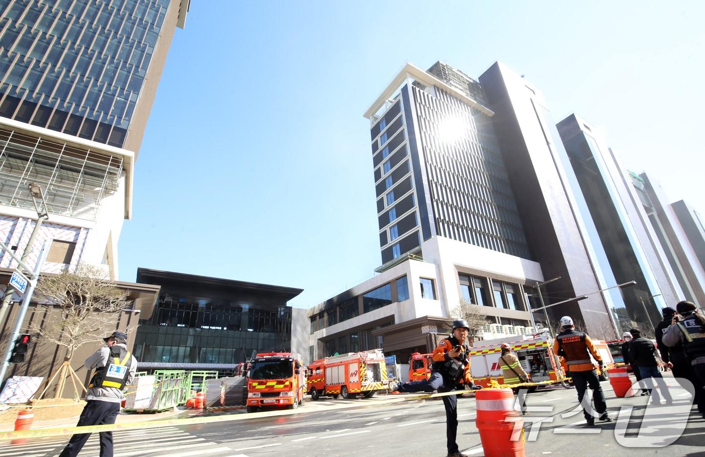 14일 부산 기장군 반얀트리 호텔 신축 공사장에서 화재가 발생해 소방대원들이 진화 작업을 벌이고 있다. 2025.2.14/뉴스1 ⓒ News1 윤일지 기자