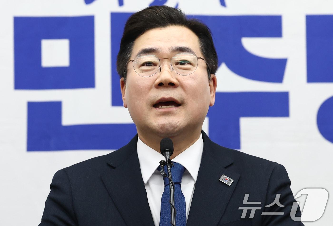 본문 이미지 - 박찬대 더불어민주당 원내대표가 14일 오후 서울 여의도 국회에서 열린 의원총회에서 발언하고 있다. 2025.2.14/뉴스1 ⓒ News1 김민지 기자