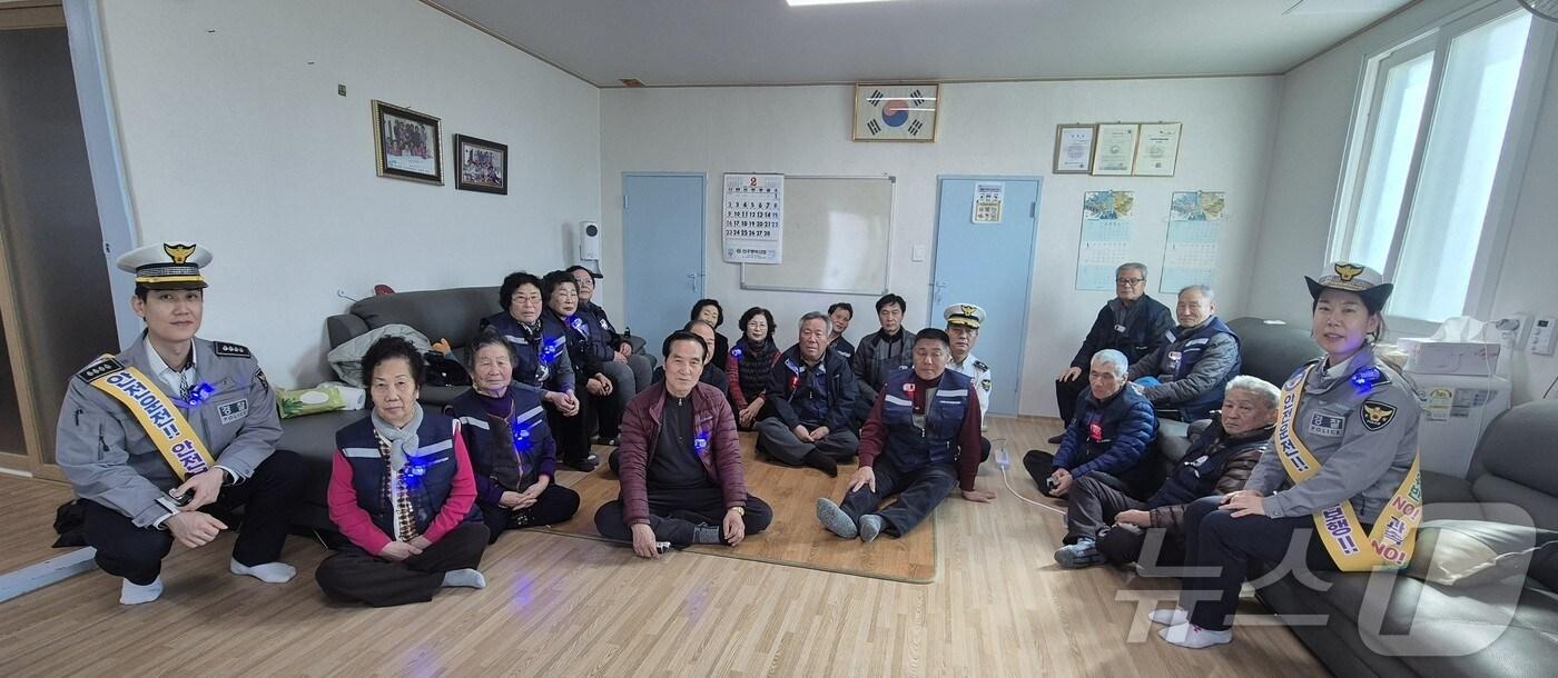 본문 이미지 - 전북경찰청이 고령보행자의 안전을 위해 개인형 경광등을 제작해 시범운영에 나섰다.(전북경찰청 제공. 재판매 및 DB금지) 2025.2.14/뉴스1