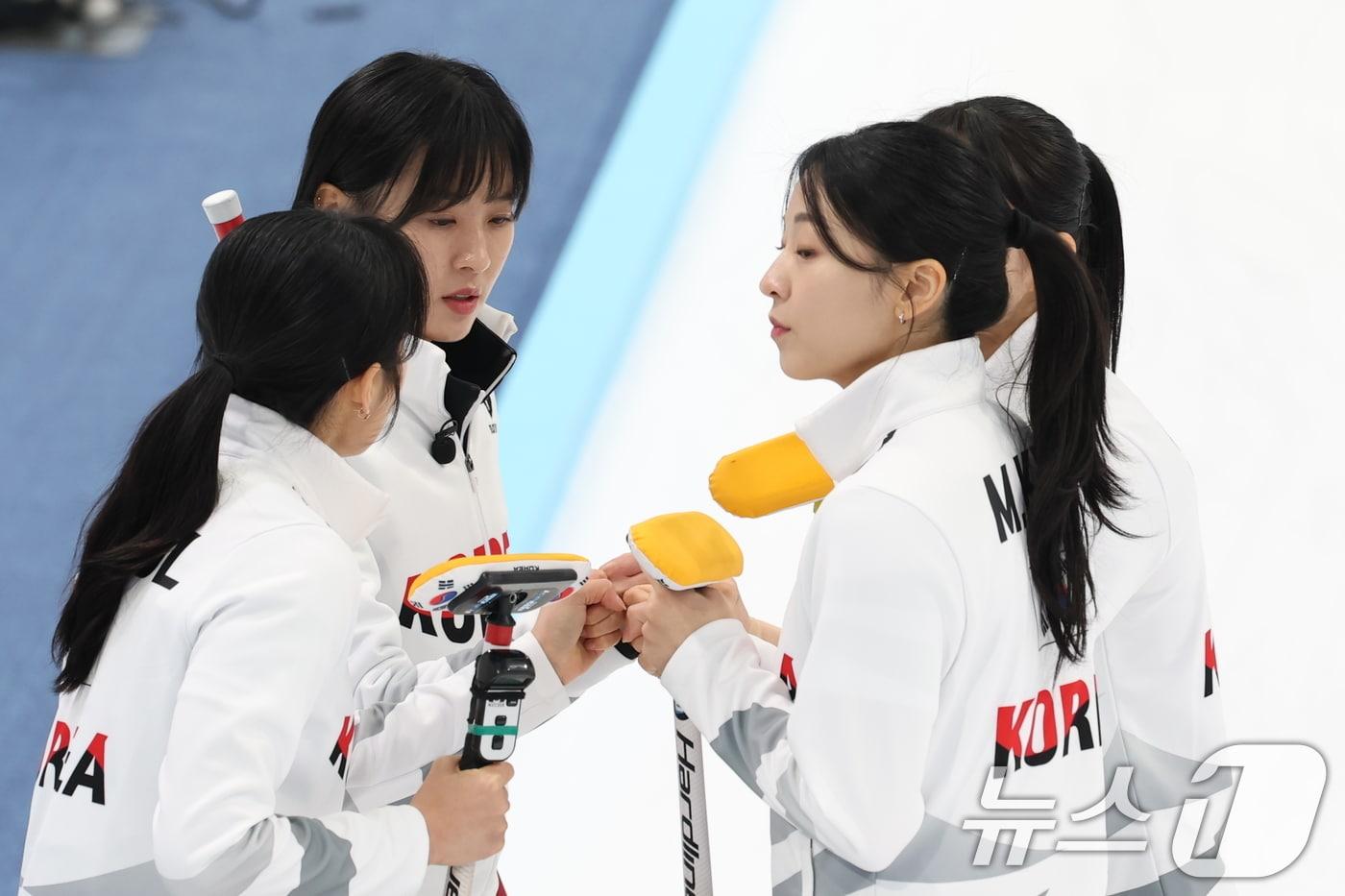 본문 이미지 - 한국 여자 컬링 대표팀. ⓒ 뉴스1 이승배 기자