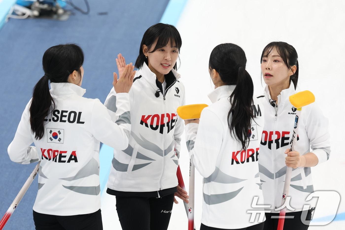 14일 중국 헤이룽장성 하얼빈시 핑팡컬링아레나에서 열린 하얼빈 동계아시안게임 여자 컬링 결승전 한국과 중국의 경기에서 대표팀이 선전을 다짐하고 있다. 2025.2.14/뉴스1 ⓒ News1 이승배 기자