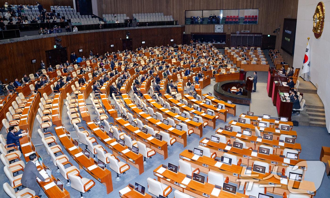 본문 이미지 - 14일 오후 서울 여의도 국회에서 열린 제422회국회(임시회) 제6차 본회의에서 헌법재판소 재판관 마은혁 임명 촉구 결의안(대안) 상정에 반대하며 국민의힘 의원들이 퇴장한 가운데 박성준 더불어민주당 원내수석부대표가 의사진행 발언하고 있다. 2025.2.14/뉴스1 ⓒ News1 안은나 기자