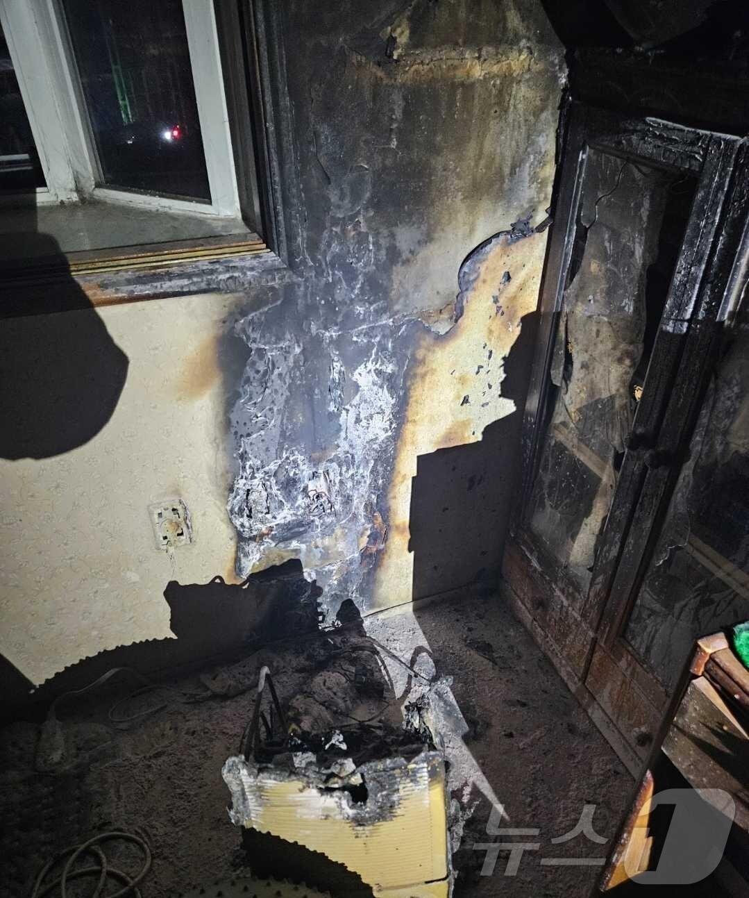본문 이미지 - 강원 동해 단독주택 화재 현장.(동해소방서 제공) 2025.2.14/뉴스1