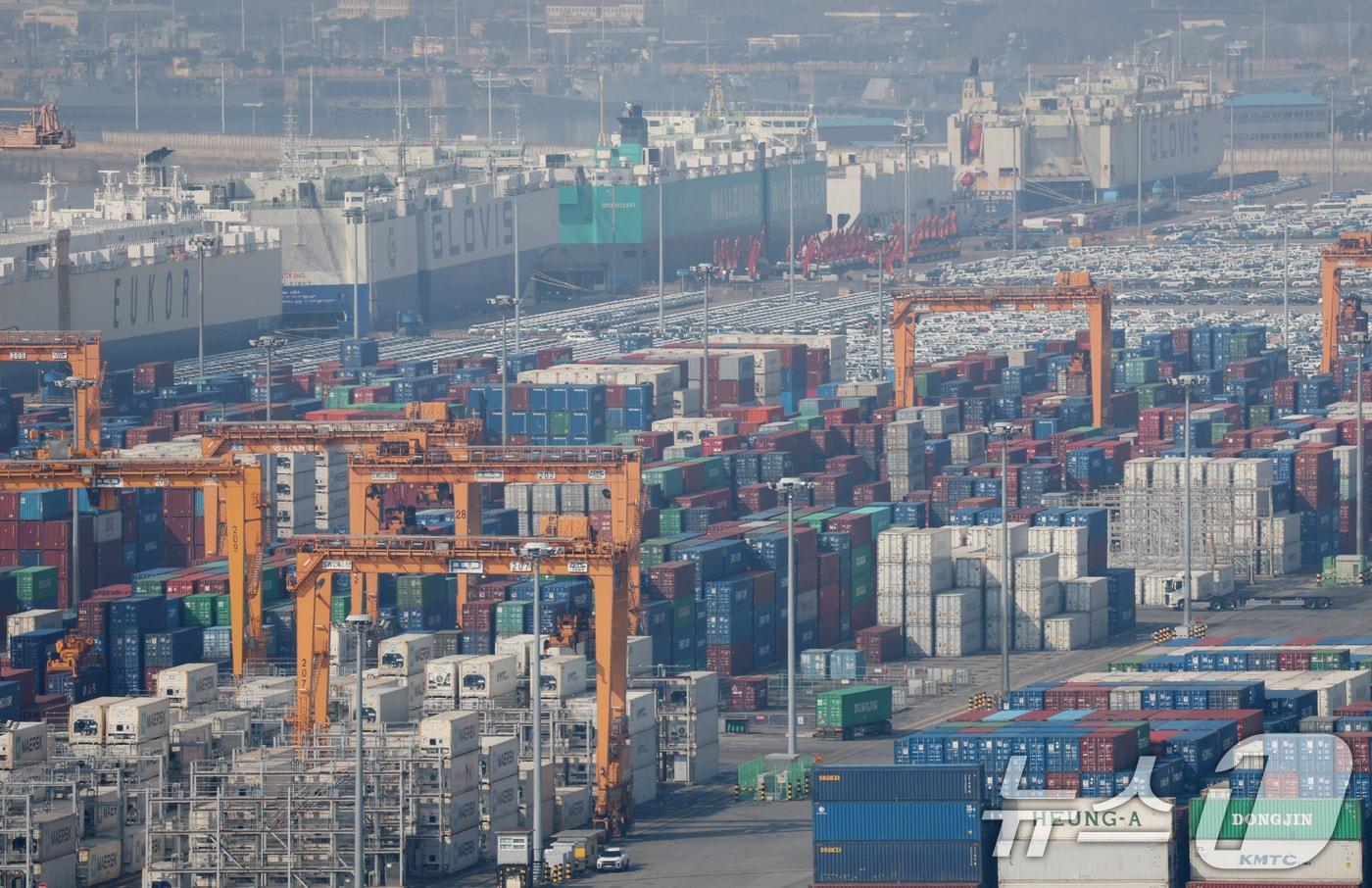 경기 평택시 포승읍 평택항 수출 야적장에 컨테이너들이 쌓여있다. 2025.2.14/뉴스1 ⓒ News1 김영운 기자