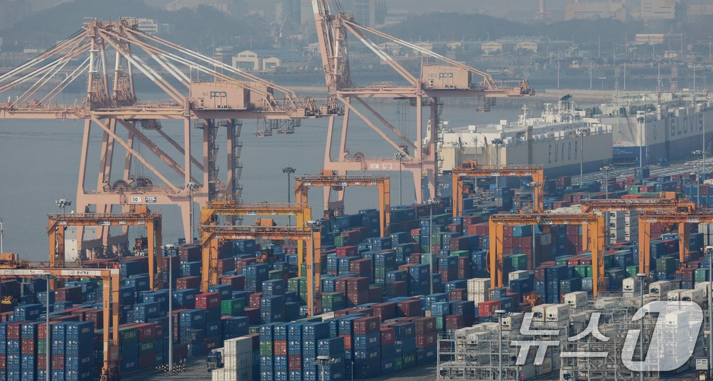 본문 이미지 - 14일 오후 경기 평택시 포승읍 평택항 수출 야적장에 컨테이너들이 쌓여있다. 2025.2.14/뉴스1 ⓒ News1 김영운 기자