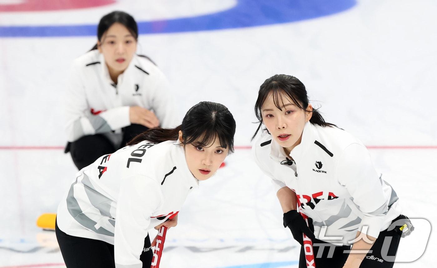 14일 중국 헤이룽장성 하얼빈시 핑팡컬링아레나에서 열린 하얼빈 동계아시안게임 여자 컬링 결승전 한국과 중국의 경기에서 설예은과 김수지가 스톤 진행 방향을 바라보고 있다. 2025.2.14/뉴스1 ⓒ News1 이승배 기자