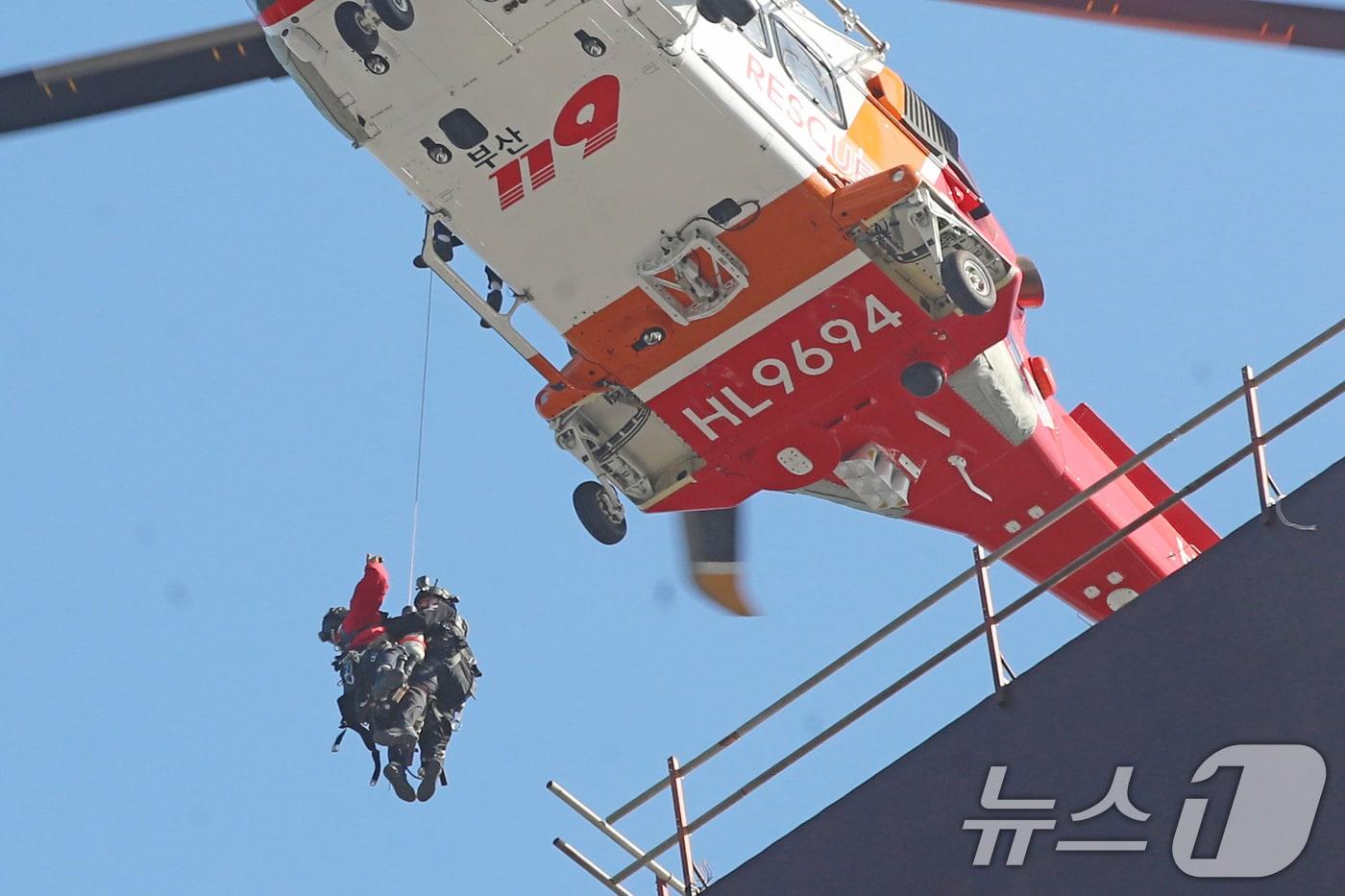 14일 부산 기장군 반얀트리 호텔 신축 공사장에서 화재가 발생해 소방대원들이 헬기를 동원해 옥상으로 대피한 인부를 구조하고 있다. 2025.2.14/뉴스1 ⓒ News1 윤일지 기자