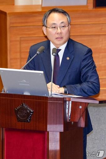 본문 이미지 - 고기동 행정안전부 장관 직무대행&#40;차관&#41;이 14일 오후 서울 여의도 국회에서 열린 제422회국회&#40;임시회&#41; 제6차 본회의에서 신정훈 더불어민주당 의원의 교육·사회·문화에 관한 대정부 질문에 답하고 있다. 2025.2.14/뉴스1 ⓒ News1 안은나 기자