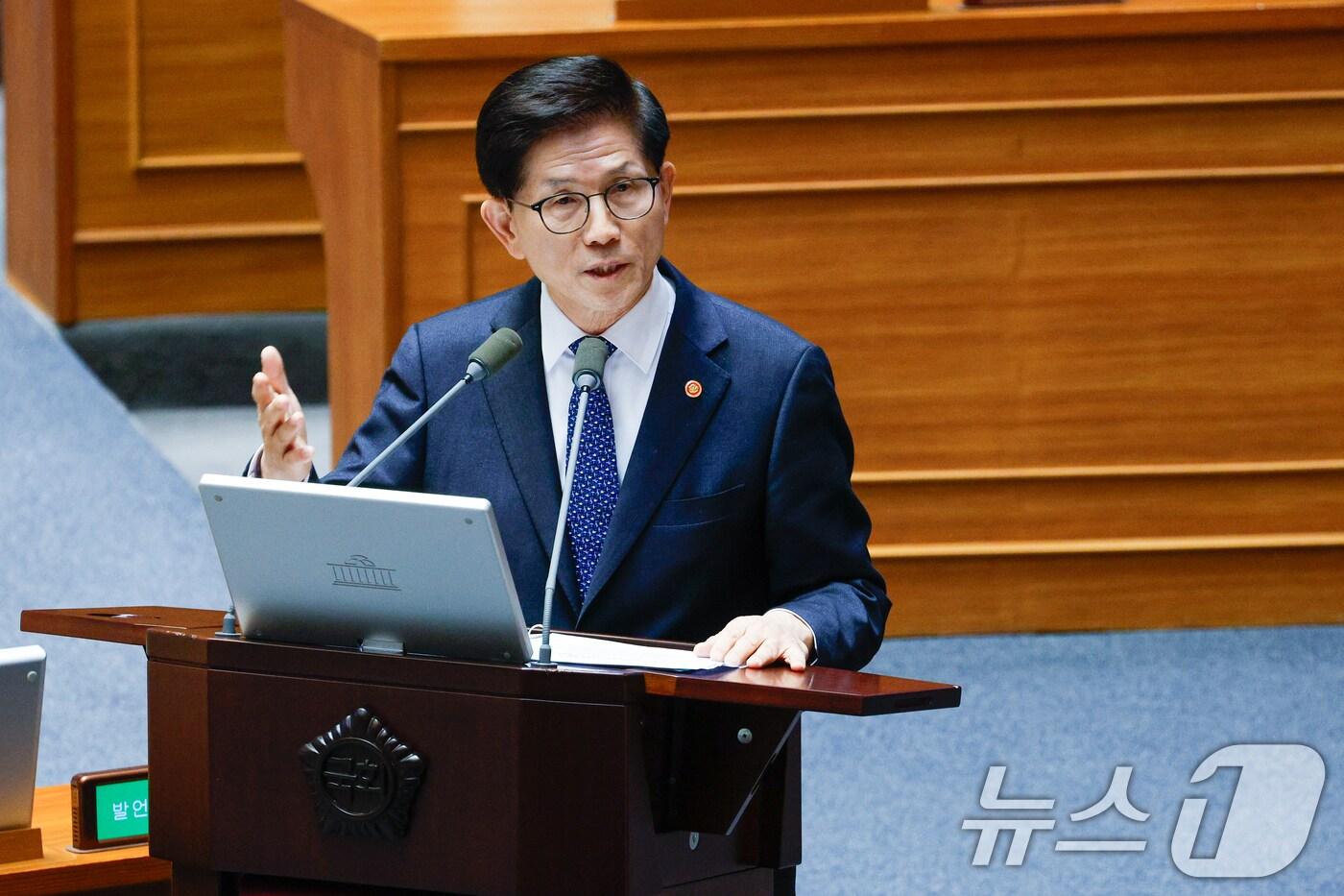 김문수 고용노동부 장관이 14일 오후 서울 여의도 국회에서 열린 제422회국회&#40;임시회&#41; 제6차 본회의에서 임이자 국민의힘 의원의 교육·사회·문화에 관한 대정부 질문에 답하고 있다. 2025.2.14/뉴스1 ⓒ News1 안은나 기자