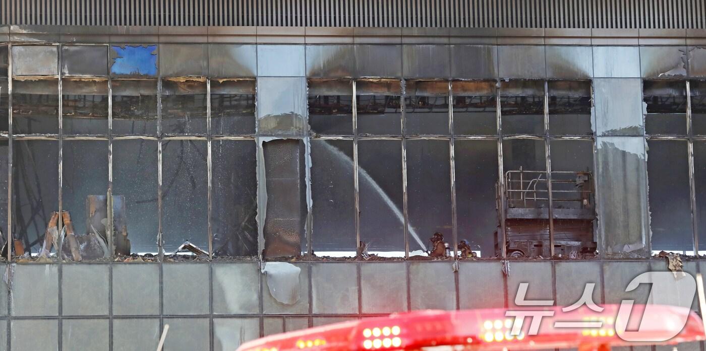 본문 이미지 - 14일 부산 기장군 반얀트리 호텔 신축 공사장에서 화재가 발생해 소방대원들이 진화 작업을 벌이고 있다. 2025.2.14/뉴스1 ⓒ News1 윤일지 기자