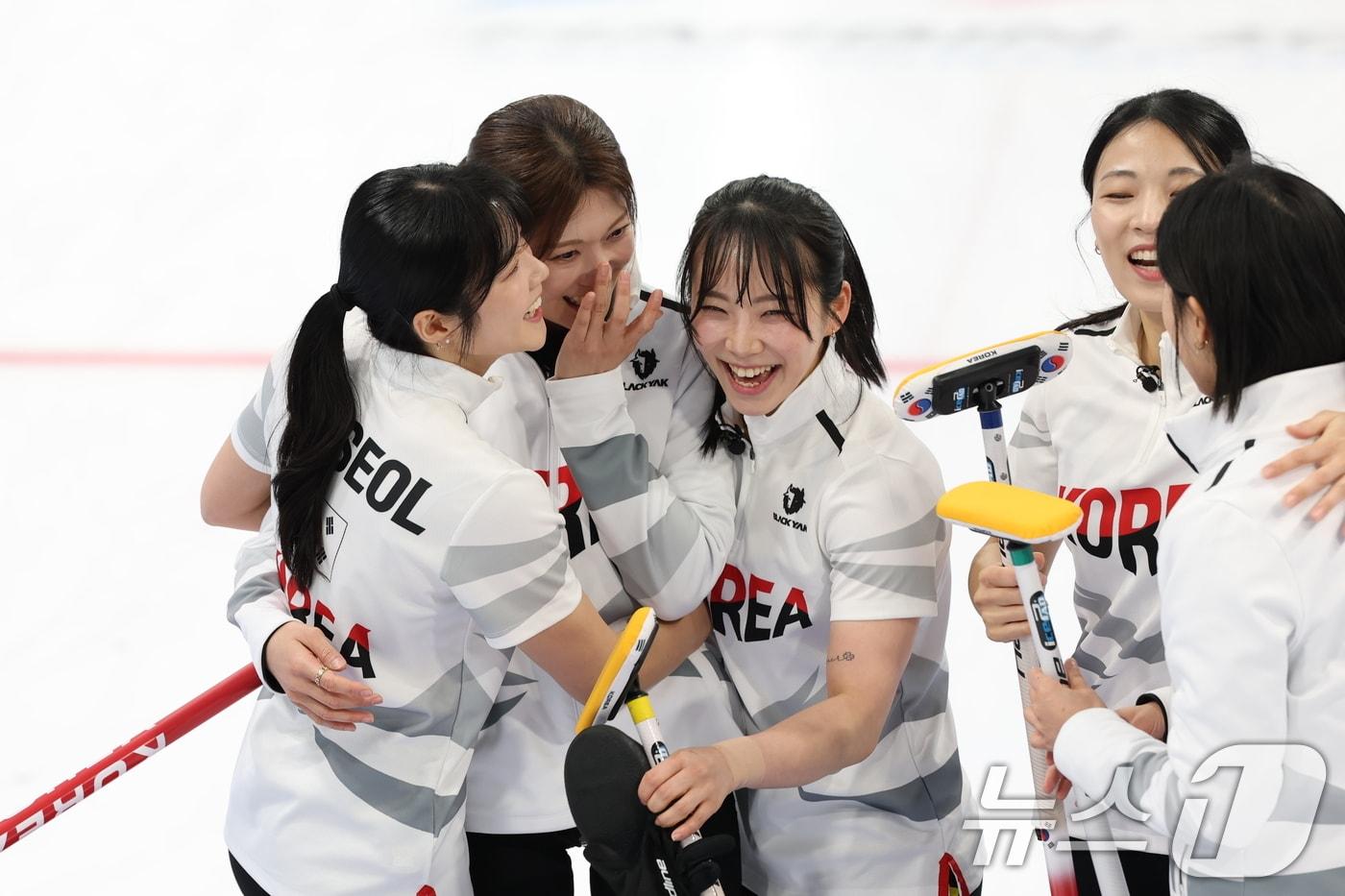 본문 이미지 - 2026 밀라노·코르티나담페초 동계 올림픽 출전을 앞둔 여자 컬링 대표팀의 설예은, 설예지, 김수지, 김민지, 김은지(왼쪽부터)  ⓒ 뉴스1 이승배 기자