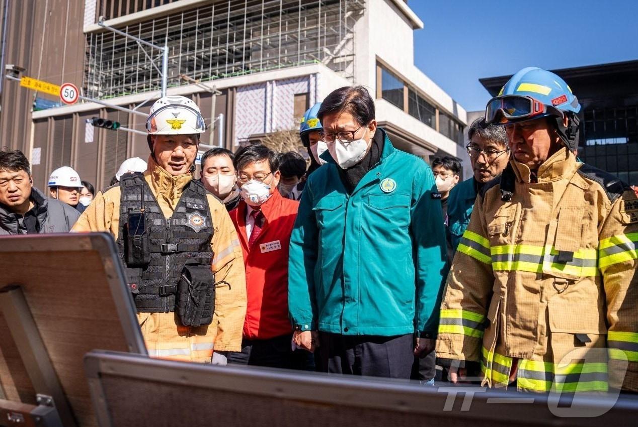 본문 이미지 - 박형준 부산시장이 14일 부산 기장군 반얀트리 신축 공사장 화재현장에서 사고 현황을 보고받고 있다.(부산시청 제공. 재판매 및 DB 금지)