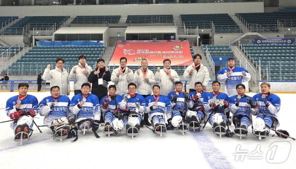 본문 이미지 - 제22회 전국장애인동계체육대회에서 사상 첫 은메달을 획득한 파라아이스하키팀.&#40;전북자치도장애인체육회제공, 재판매 및 DB금지&#41;/뉴스1
