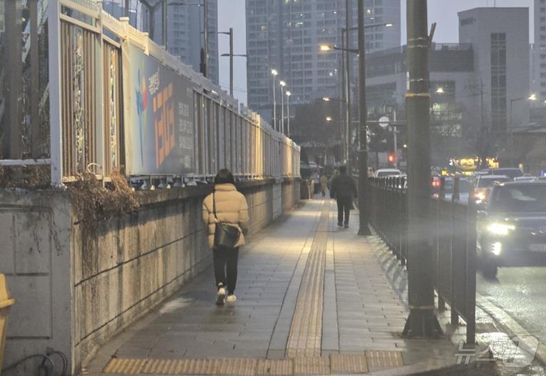 본문 이미지 - 국방부 인근 화환 정비 후 모습.(용산구청 제공)