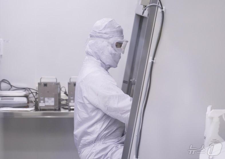 본문 이미지 - 큐로셀 임직원이 차세대 CAR-T 치료제 &#39;림카토&#39;를 생산하고 있다.&#40;큐로셀 제공&#41;/뉴스1