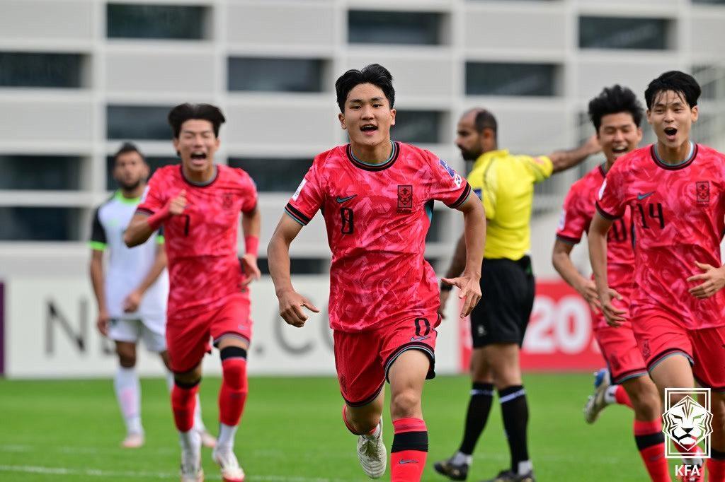 본문 이미지 - U20 축구대표팀 미드필더 성신(8번)이 14일 열린 2025 AFC U20 아시안컵 조별리그 D조 시리아와 1차전에서 1골 1도움을 기록했다. (대한축구협회 제공)