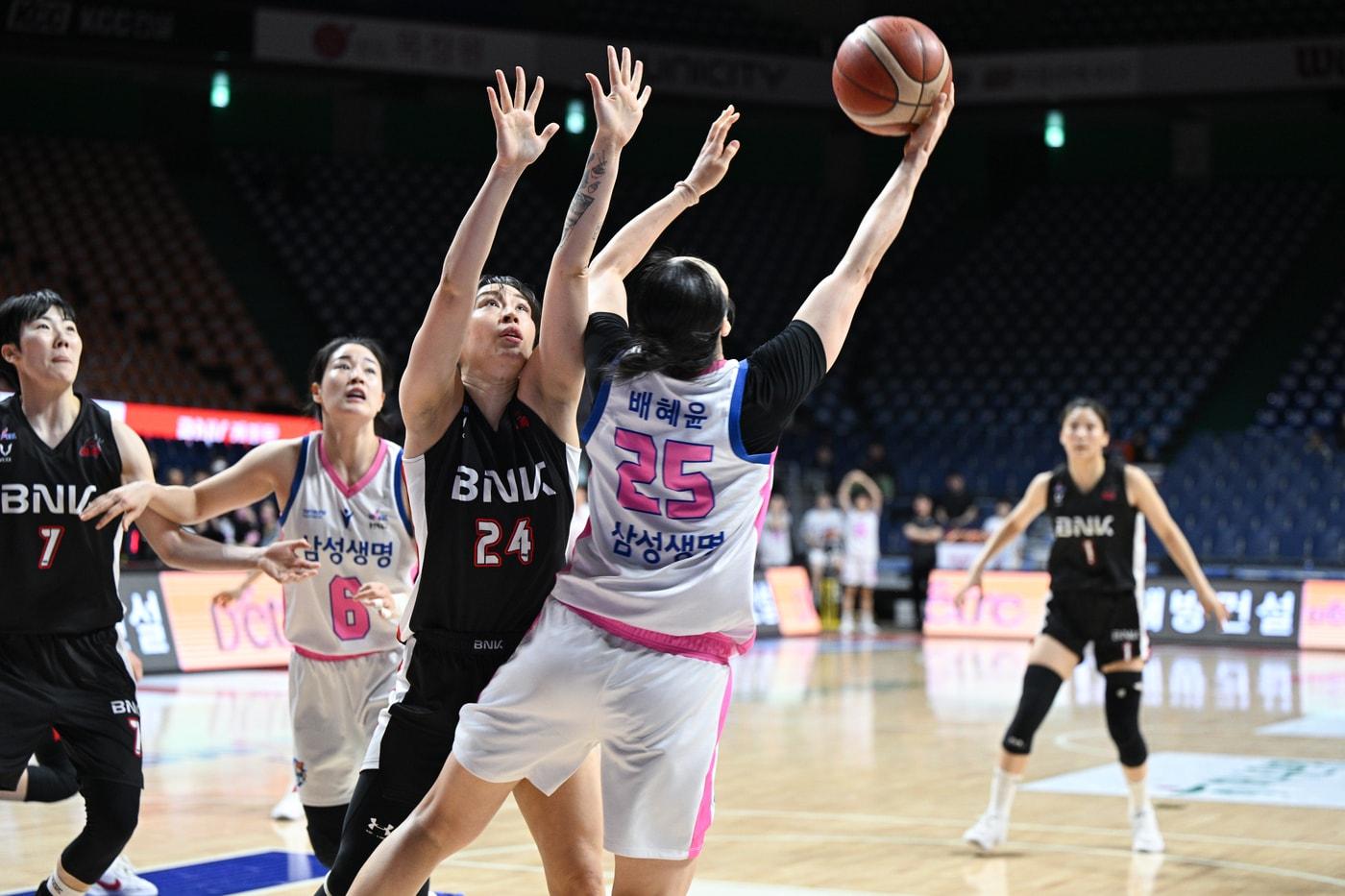 용인 삼성생명 배혜윤은 14일 열린 2024-25 여자프로농구 부산 BNK전에서 29점 7리바운드 6어시스트로 맹활약을 펼쳤다. (WKBL 제공)