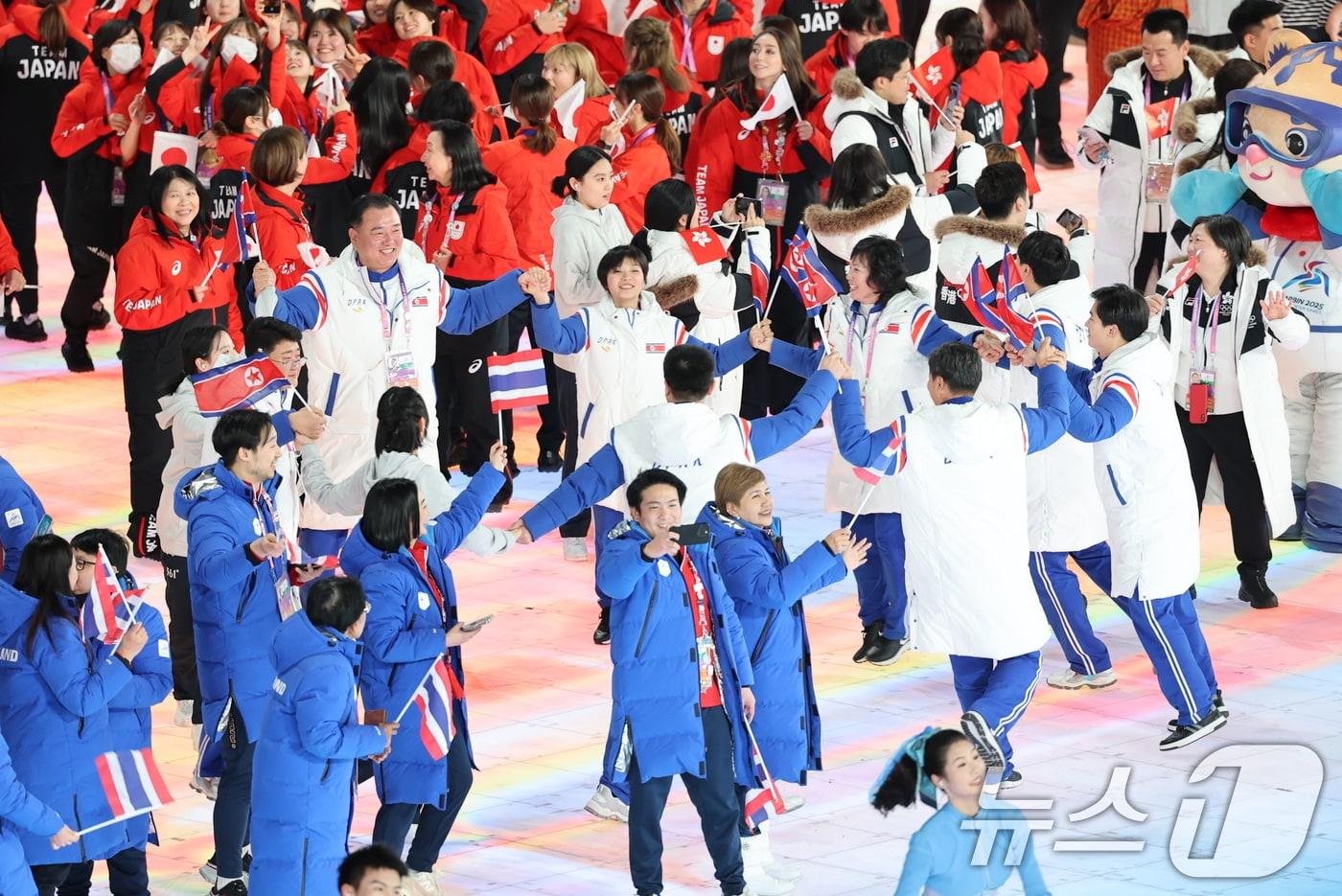 본문 이미지 - 지난해 2월 14일 중국 헤이룽장성 하얼빈 국제 컨벤션 전시 스포츠센터에서 열린 제9회 하얼빈 동계아시안게임 폐회식에 북한 선수들이 입장하고 있다.  2025.2.14 ⓒ 뉴스1 이승배 기자