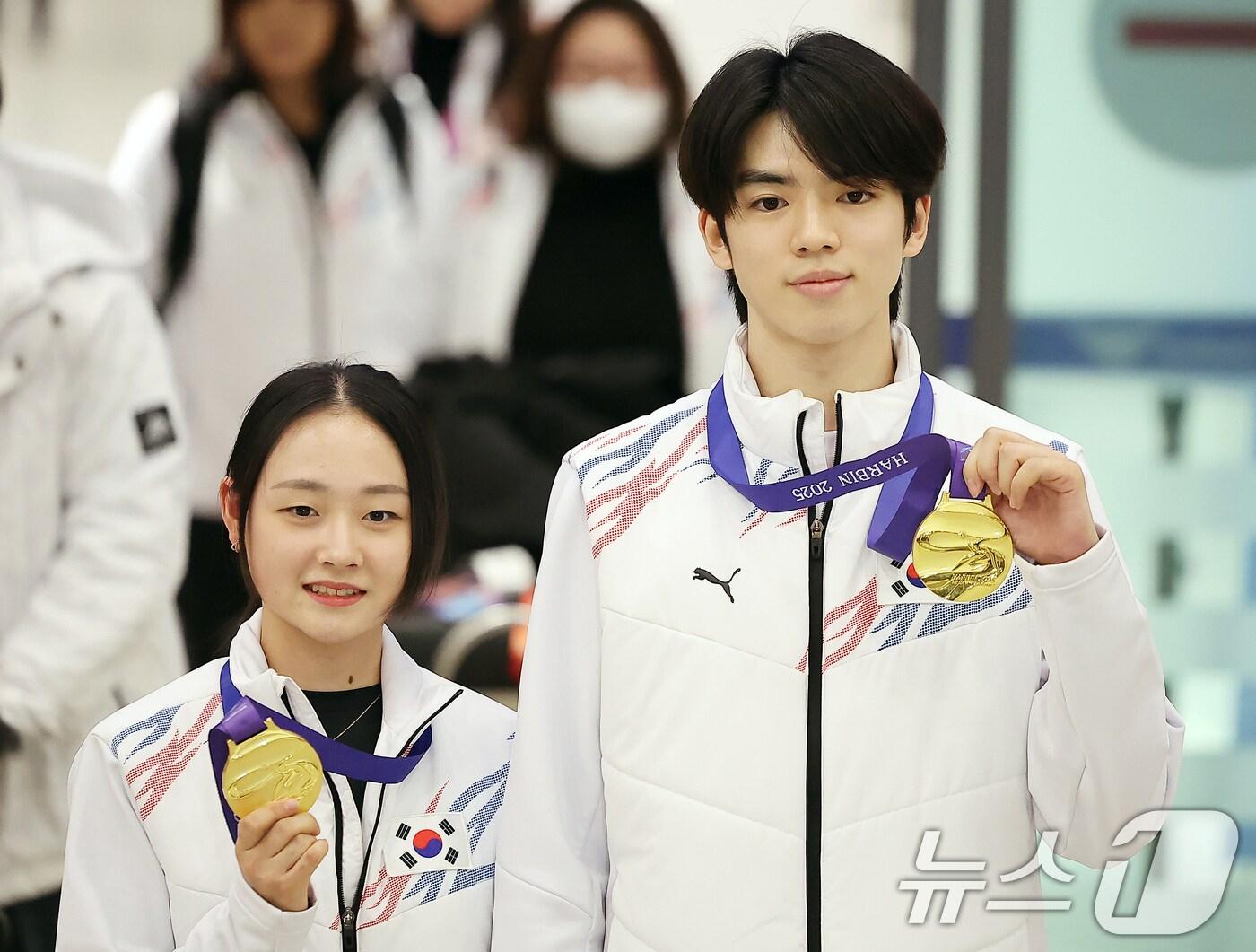 본문 이미지 - 피겨스케이팅 대표팀의 김채연과 차준환이 제9회 하얼빈 동계아시안게임 출전을 마치고 14일 오후 인천국제공항을 통해 귀국하고 있다. 피겨스케이팅 대표팀은 이번 대회에서 차준환과 김채연이 역대 최초로 남녀 동반 금메달을 수확하며 한국 피겨에 새로운 역사를 만들었다. 2025.2.14/뉴스1 ⓒ News1 김진환 기자