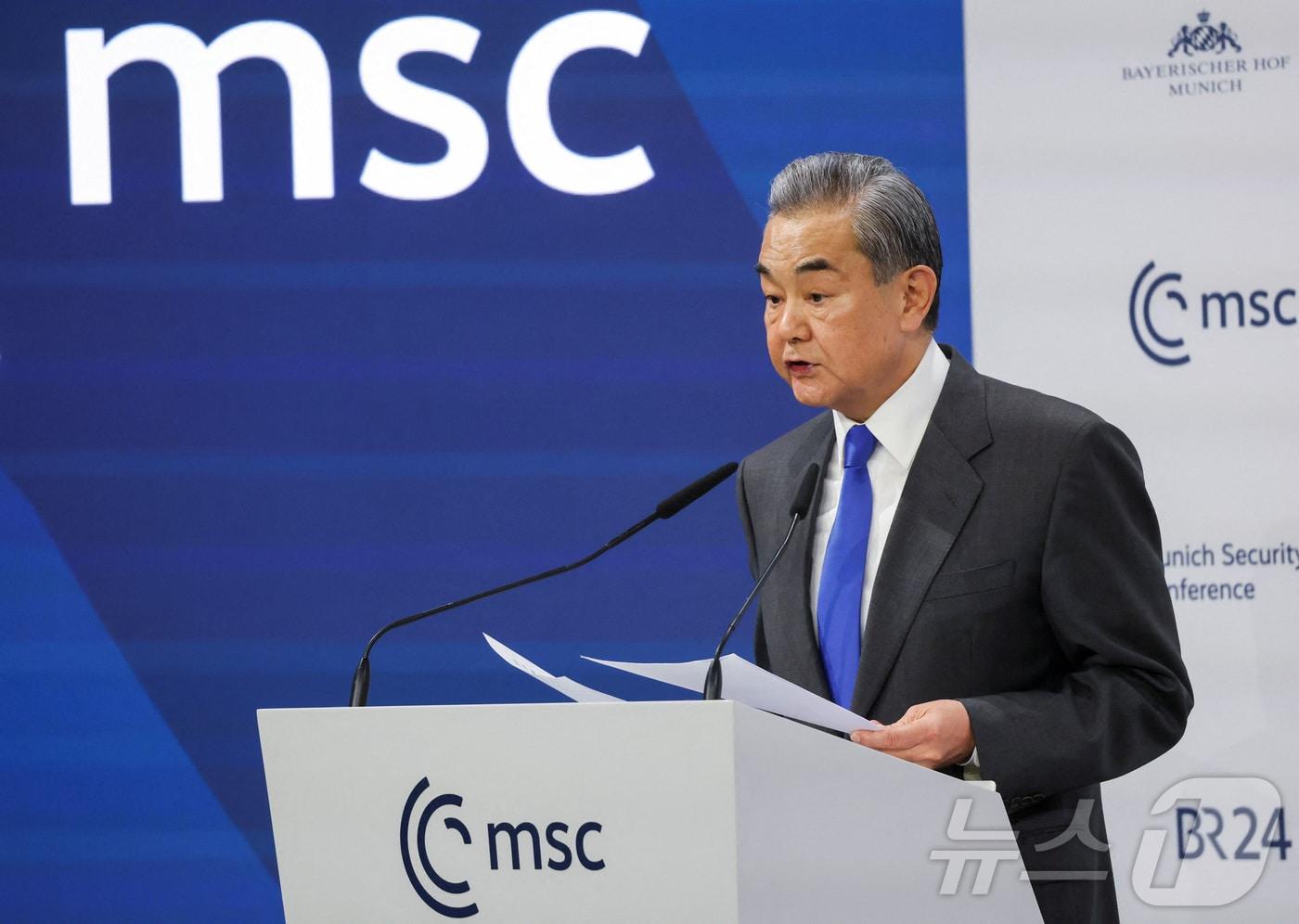 본문 이미지 - 14일(현지시간) 왕이 중국 외교부장이 독일 뮌헨안보회의(MSC)에서 연설하고 있다. 2025.02.14 ⓒ 로이터=뉴스1