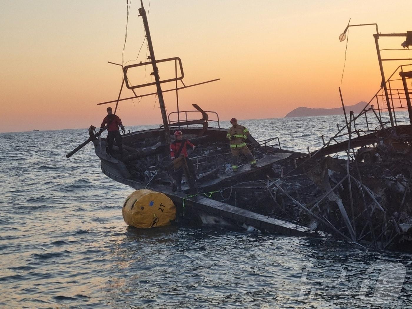 본문 이미지 -  15일 부안해양경찰서에 따르면 신방주호 화재로 실종된 7명의 수색 작업을 사흘째 벌이고 있지만 추가로 발견된 실종자는 없는 것으로 파악됐다.(부안해경 제공. 재판매 및 DB금지) 2025.2.15/뉴스1
