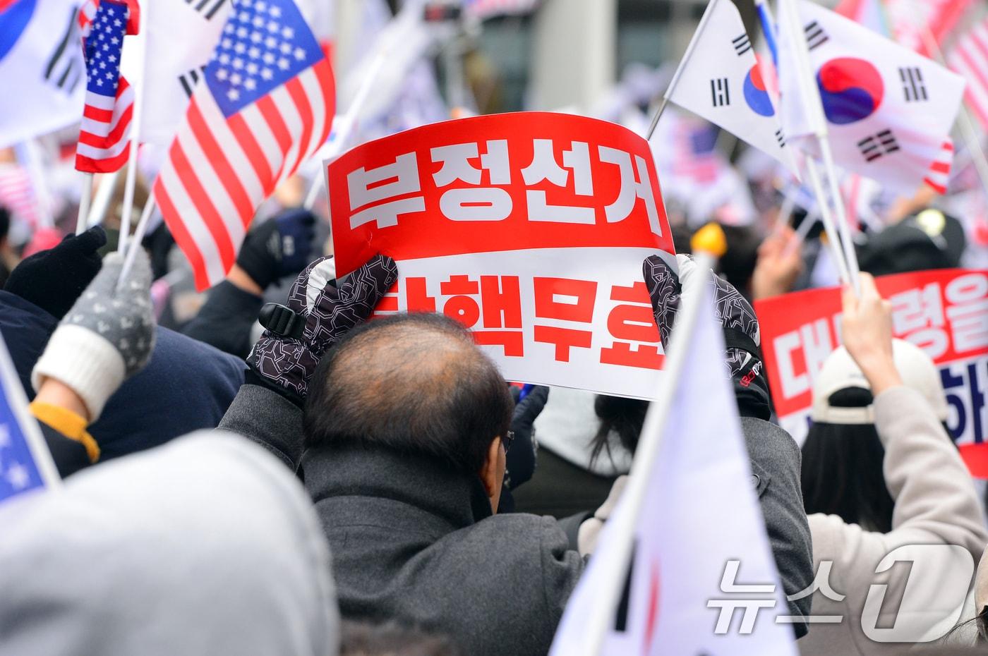 본문 이미지 - 보수성향 개신교 단체인 '세이브코리아' 회원들이 광주 금남로 일대에서 윤석열 대통령 탄핵 반대와 석방을 촉구하는 기도회 중인 모습. ⓒ 뉴스1 이승현 기자