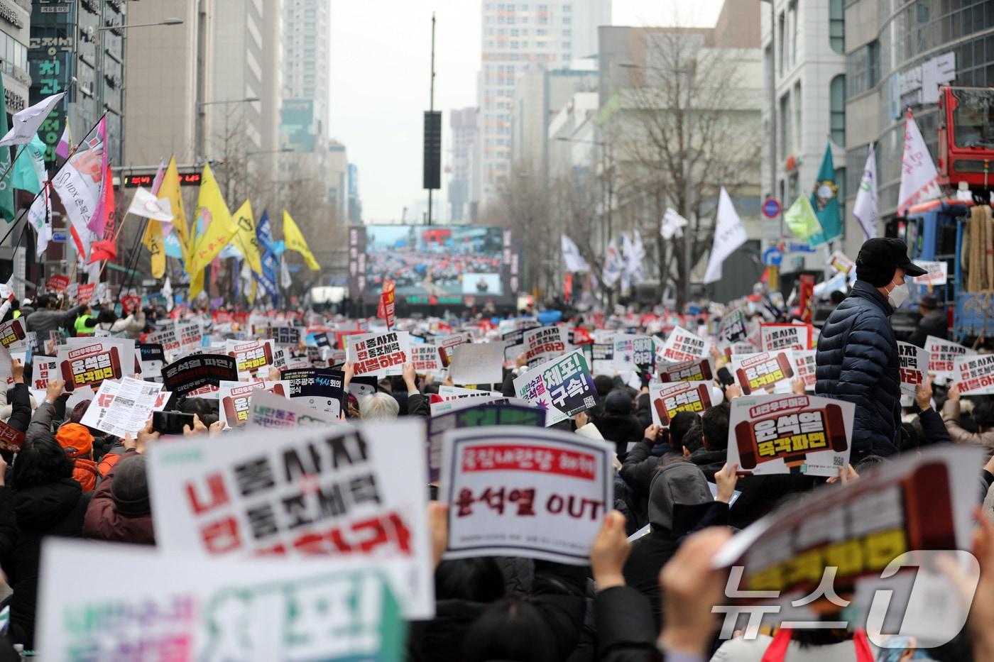 15일 오후 광주 동구 금남로 일대에서 열린 열린 대통령 탄핵 찬성 집회에서 참가자들이 구호를 외치고 있다. 2025.2.15/뉴스1 ⓒ News1 박지현 기자