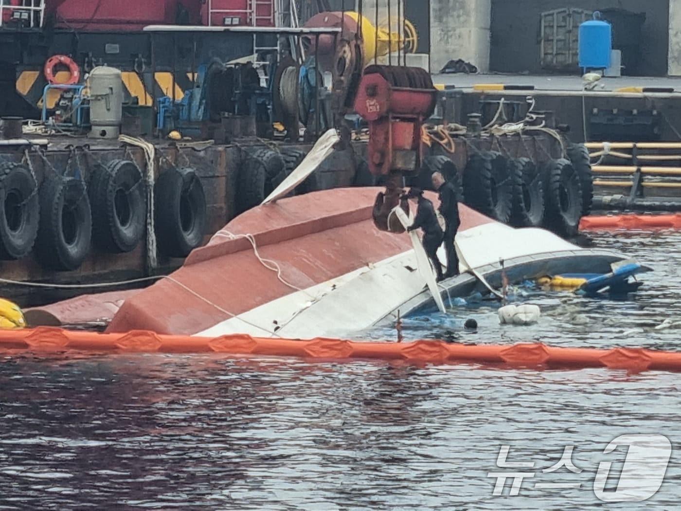 본문 이미지 - 15일 제주 서귀포항에서 서귀포 선적 '2066재성호'(32톤·승선원 10명)의 인양 작업이 이뤄지고 있다. 재성호는 지난 12일 서귀포 해상에서 전복돼 현재까지 3명이 실종되고 2명이 숨진 채 발견됐다. (해경 제공. 재판매 및 DB 금지) 2025.2.15/뉴스1 ⓒ News1 고동명 기자