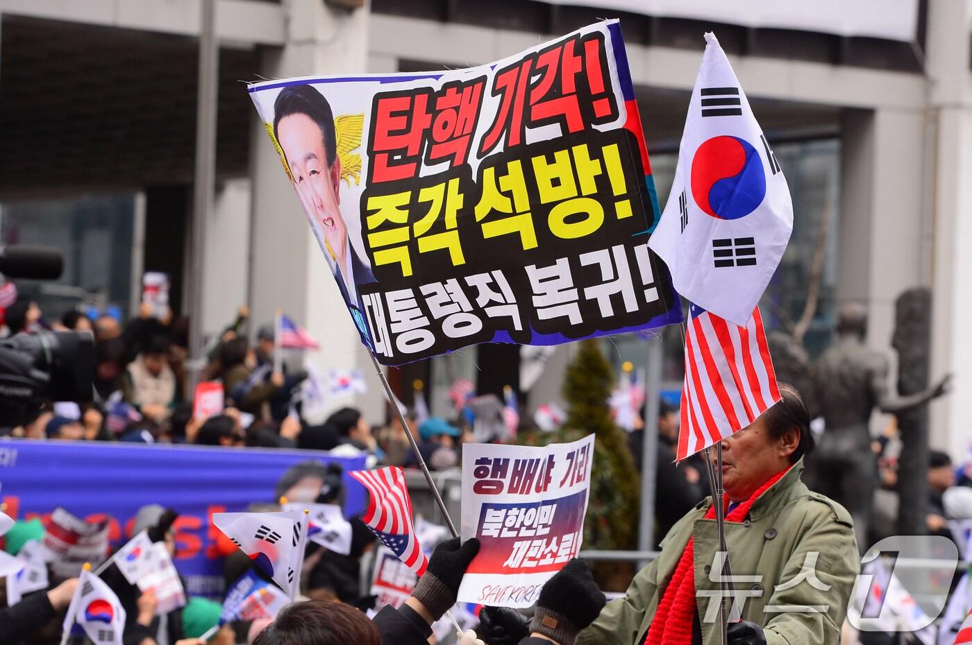 보수성향 개신교 단체인 '세이브코리아' 회원들이 15일 광주 금남로 일대에서 윤석열 대통령 탄핵 반대와 석방을 촉구하는 기도회를 하고 있다. 2025.2.15/뉴스1 ⓒ News1 이승현 기자