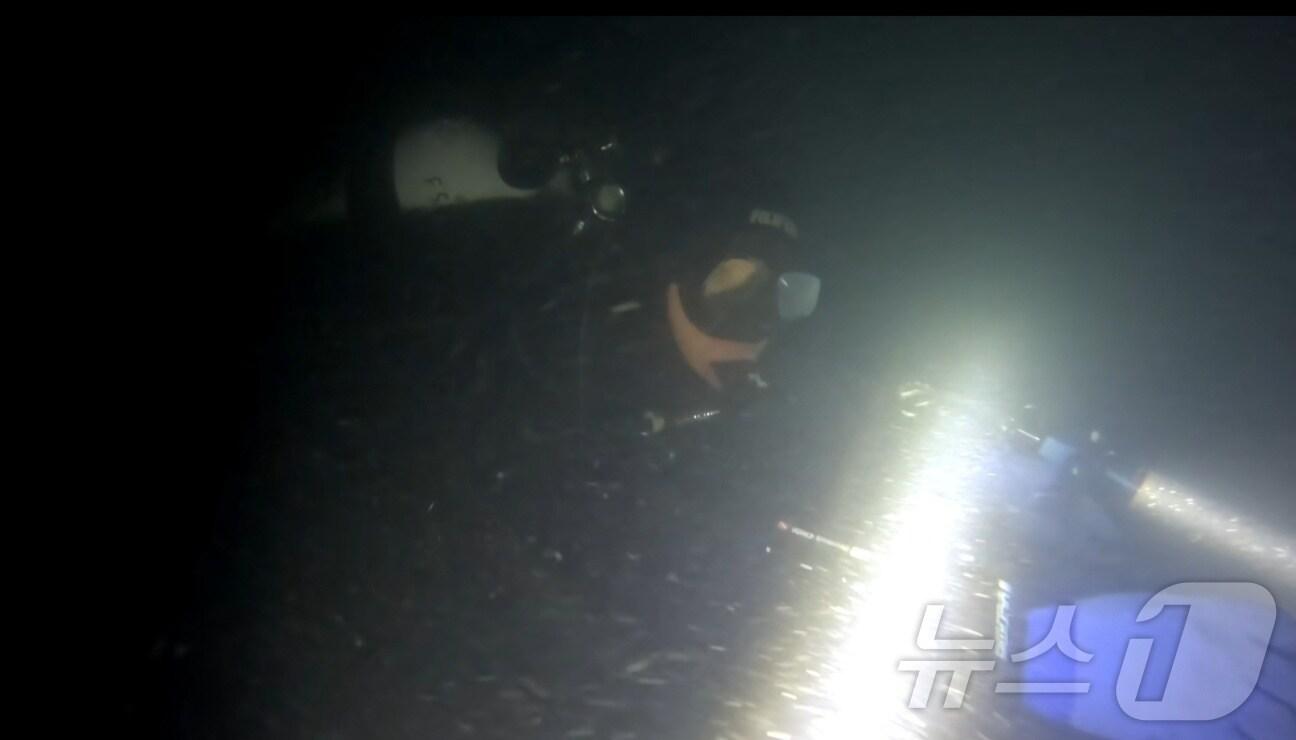 본문 이미지 - 전남 여수해양경찰서 수색 대원들이 15일 제22서경호 실종자를 찾기 위해 수중 수색 작업을 하고 있다. (여수해경 제공. 재판매 및 DB금지) 2025.2.15/뉴스1