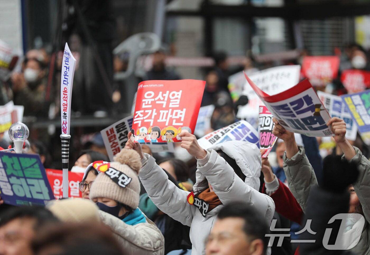 15일 '윤석열정권 즉각퇴진·사회대개혁 광주비상행동'의 제14차 광주시민총궐기대회에서 시민들이 손피켓을 들고 구호를 외치고 있다. 2025.2.15/뉴스1 ⓒ News1 박지현 기자