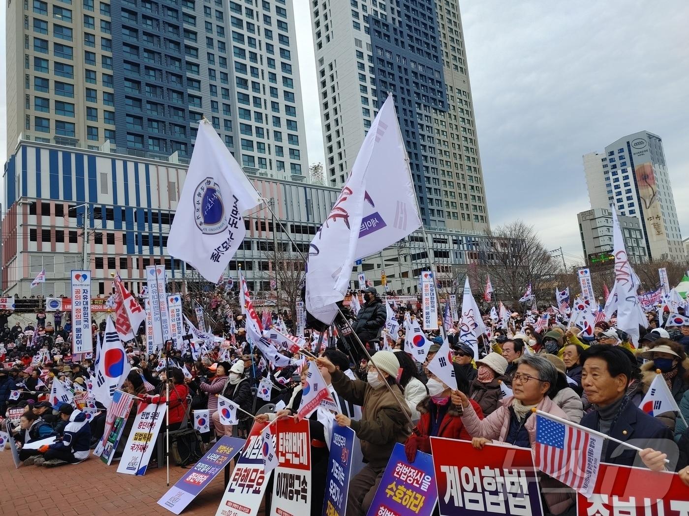 본문 이미지 - 15일 오후 2시 중구 성남동 강변공영주차장 둔치에서  &#39;윤석열 대통령 탄핵반대 울산시민집회&#39;가 열렸다.
