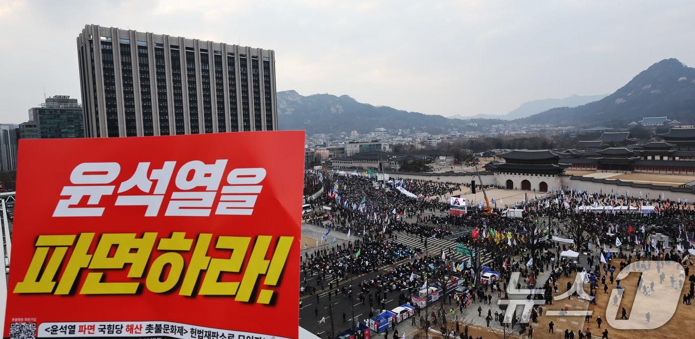 15일 오후 서울 종로구 광화문 일대에서 열린 윤석열 대통령 탄핵 촉구 집회에 참가한 시민들이 대통령 파면을 촉구하고 있다. 2025.2.15/뉴스1 ⓒ News1 장수영 기자