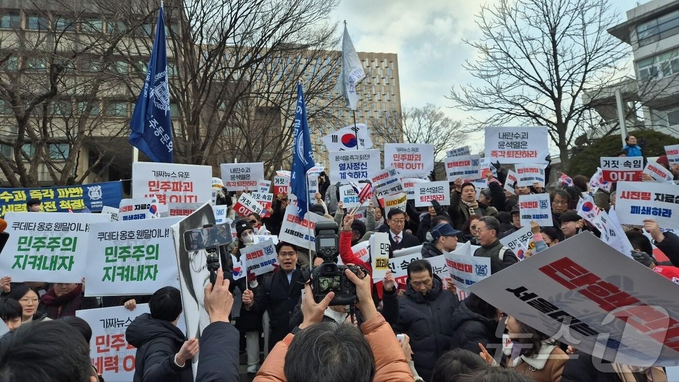 15일 오후 5시 서울대 아크로광장에서 집회를 연 윤석열 대통령 탄핵 찬반 집회 참가자들이 뒤섞여 자리싸움을 벌이고 있다.ⓒ 뉴스1 남해인 기자