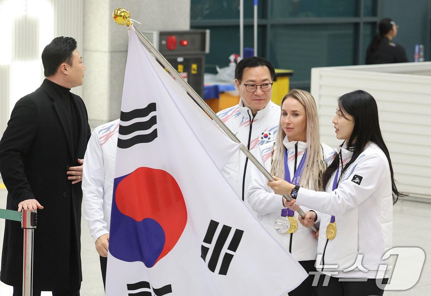 귀화 선수로서 한국 바이애슬론 사상 첫 동계아시안게임 금메달을 획득한 예카테리나 압바꾸모바&#40;왼쪽&#41;. /뉴스1 ⓒ News1 신웅수 기자