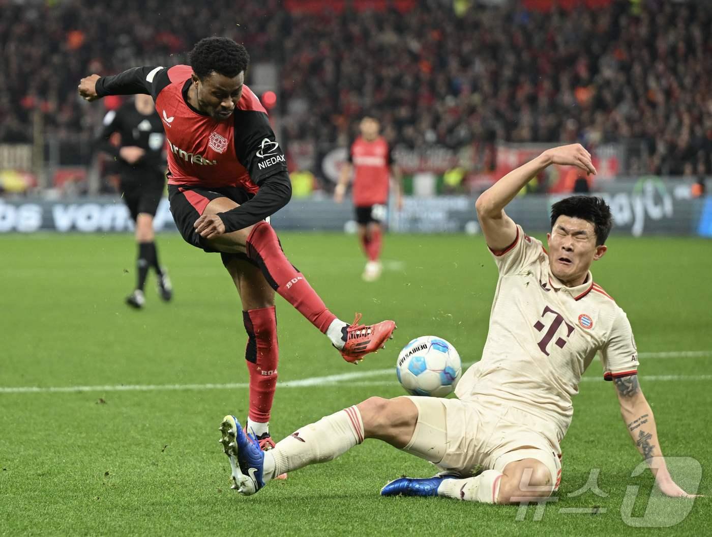 본문 이미지 - 바이에른 뮌헨의 김민재가 레버쿠젠 공격을 수비하고 있다.  ⓒ AFP=뉴스1