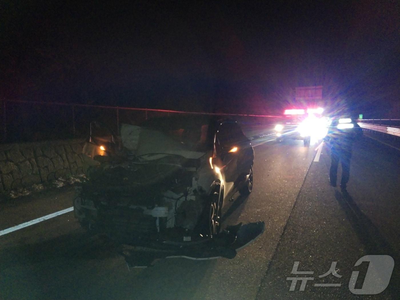 본문 이미지 - 15일 오후 8시 12분께 전북 부안군 하서면 한 도로에서 차량 3대가 잇따라 추돌했다.(전북자치도소방본부 제공. 재판매 및 DB금지) 2025.2.16/뉴스1