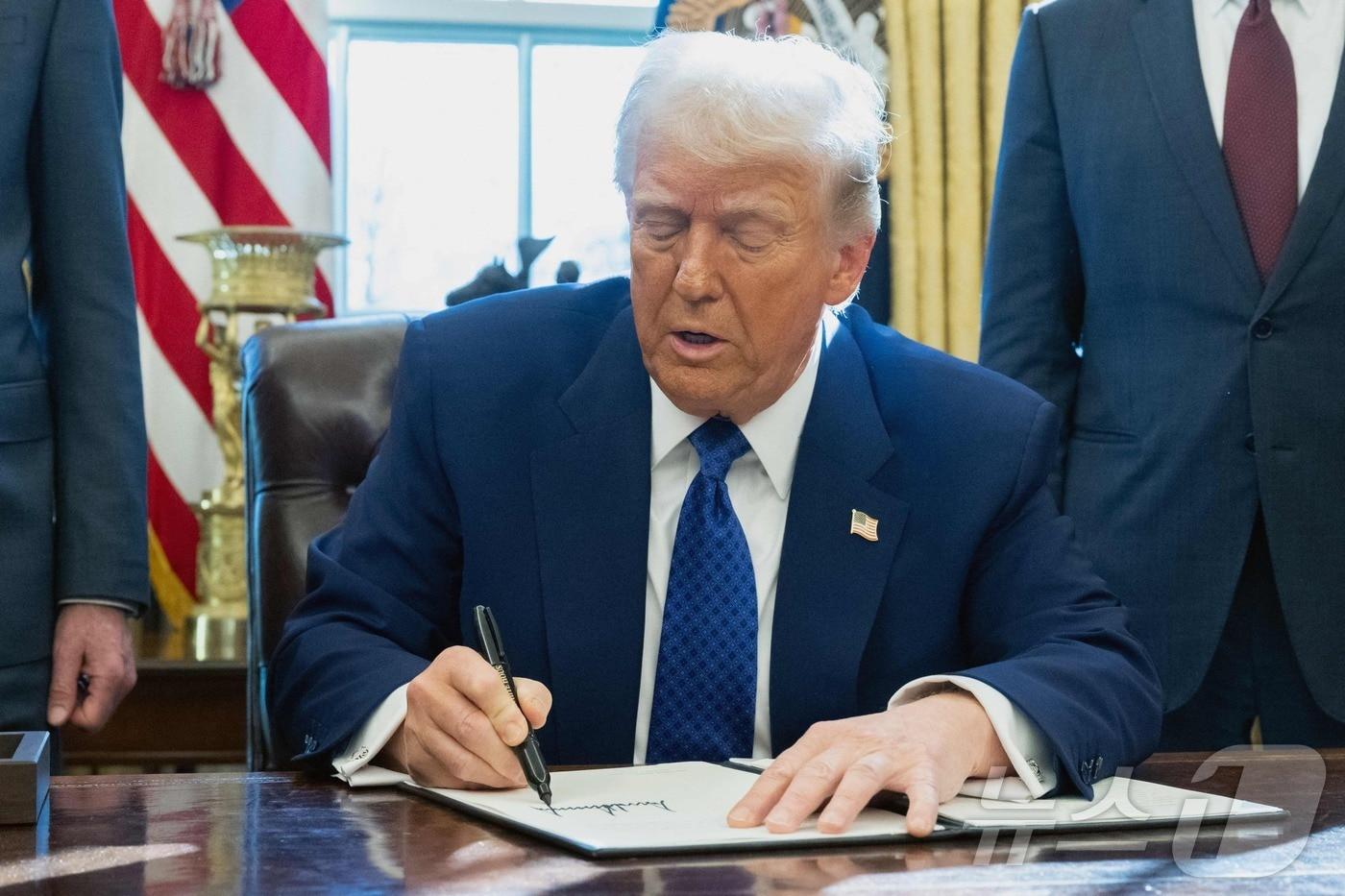 도널드 트럼프 미국 대통령이 14일(현지시간) 워싱턴 백악관에서 코로나19 백신 접종을 의무화하는 학교와 대학에 연방정부 자금 지원 중단을 지시하는 행정명령에 서명을 하고 있다. 2025.02.16 ⓒ AFP=뉴스1 ⓒ News1 우동명 기자