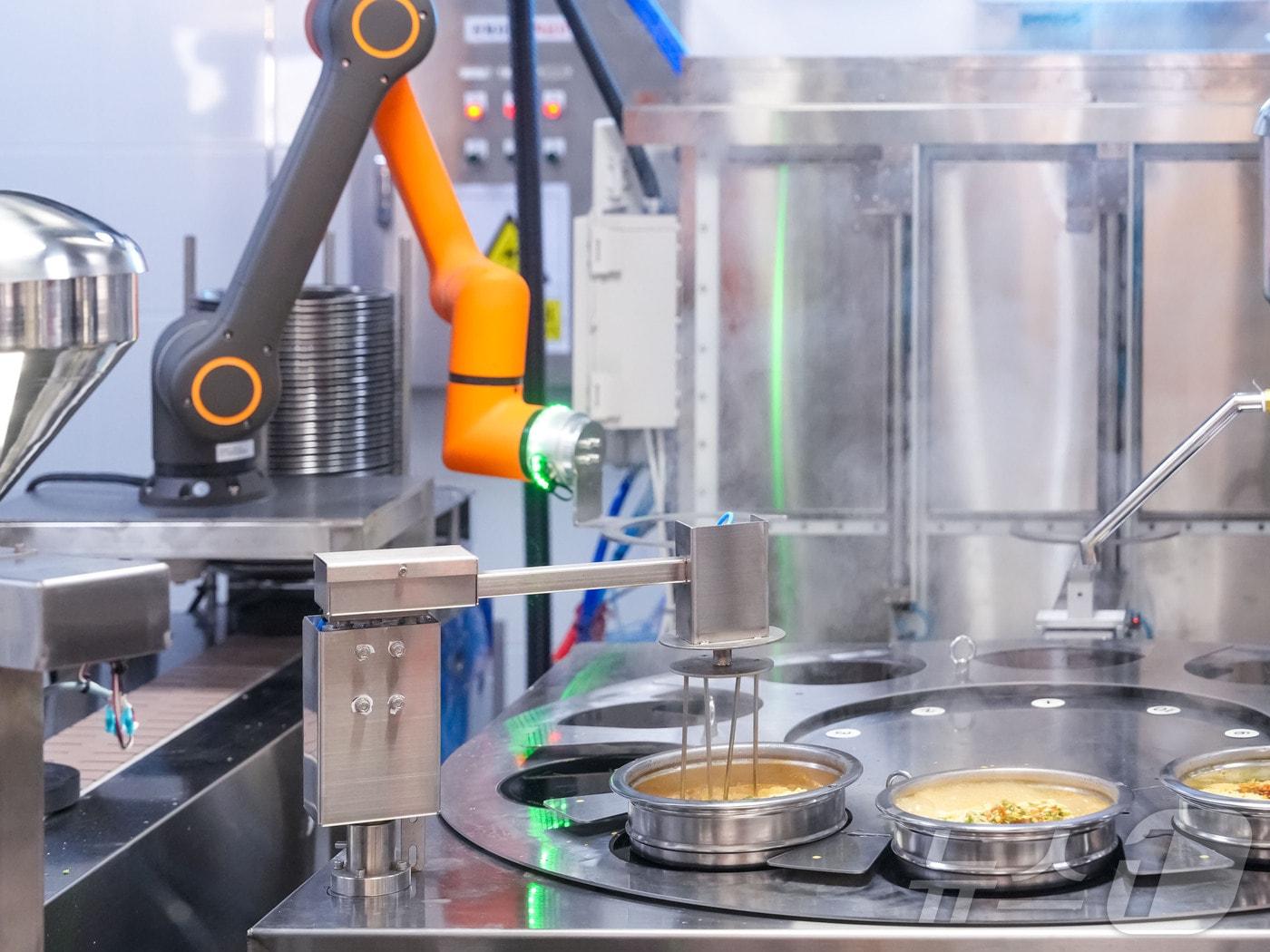 본문 이미지 - 대구 논공휴게소광주방향 주방에 설치된 한화로보틱스 조리로봇 (한화로보틱스 제공)