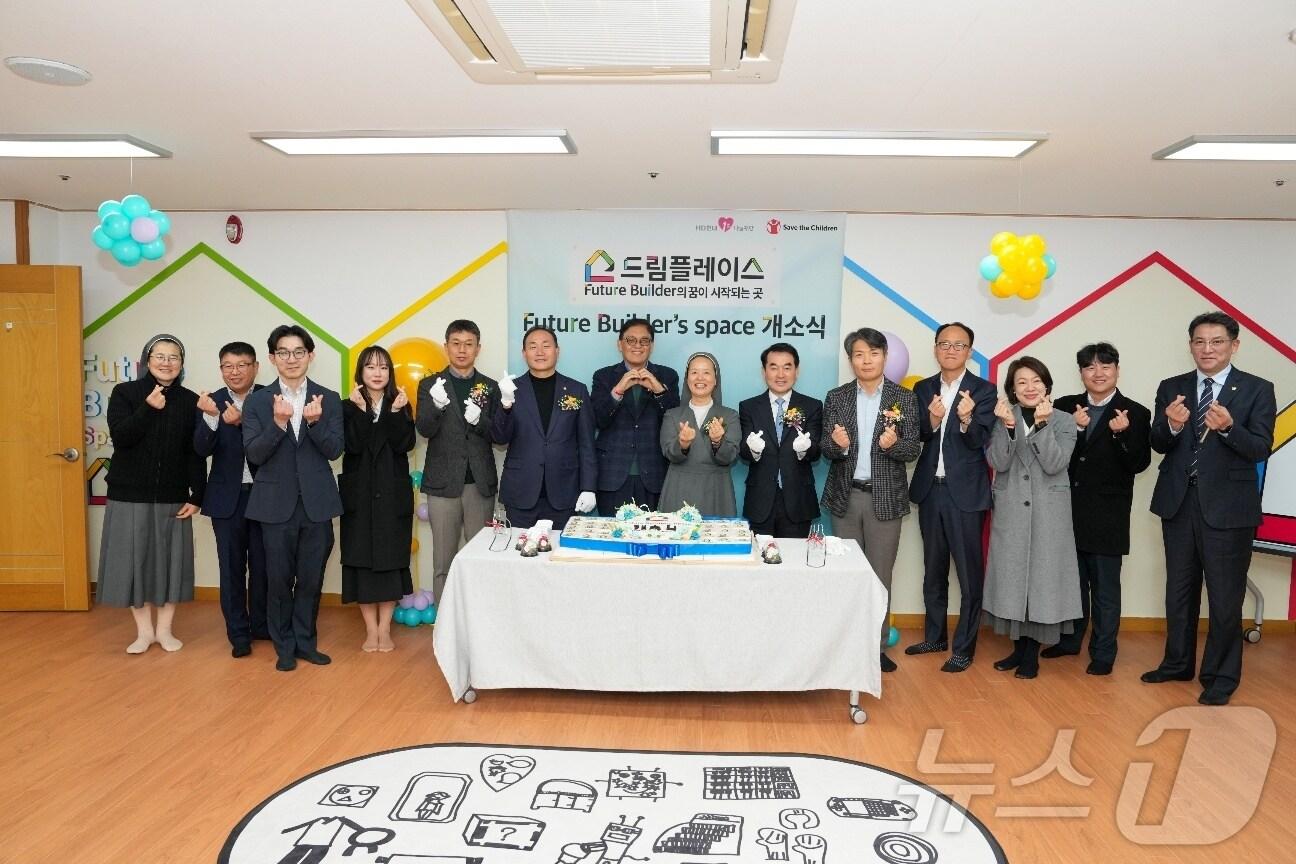 본문 이미지 - 지난 15일 목포 경애원에서 열린 ‘드림 플레이스&#39; 개소식에서 HD현대삼호 김재을 사장, 김원이 국회의원, 세이브더칠드런 정태영 총장, 경애원 박채순 원장 등 관계자들이 기념촬영을 하고 있다.&#40;사진=현대삼호 제공&#41; 2025.2.16