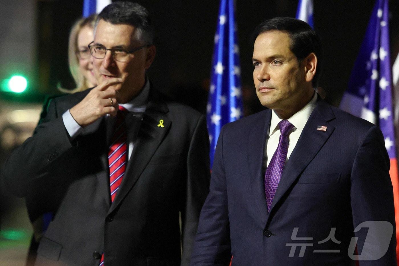 마코 루비오 미국 국무장관이 15일&#40;현지시간&#41; 중동 순방 중 텔아비브의 벤구리온 공항에 도착해 기드온 사르 이스라엘 외무장관의 환영을 받고 있다. 2025.02.16 ⓒ AFP=뉴스1 ⓒ News1 우동명 기자